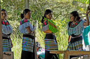 Schülerinnen der Schule von Paluch'en in traditioneller Tracht